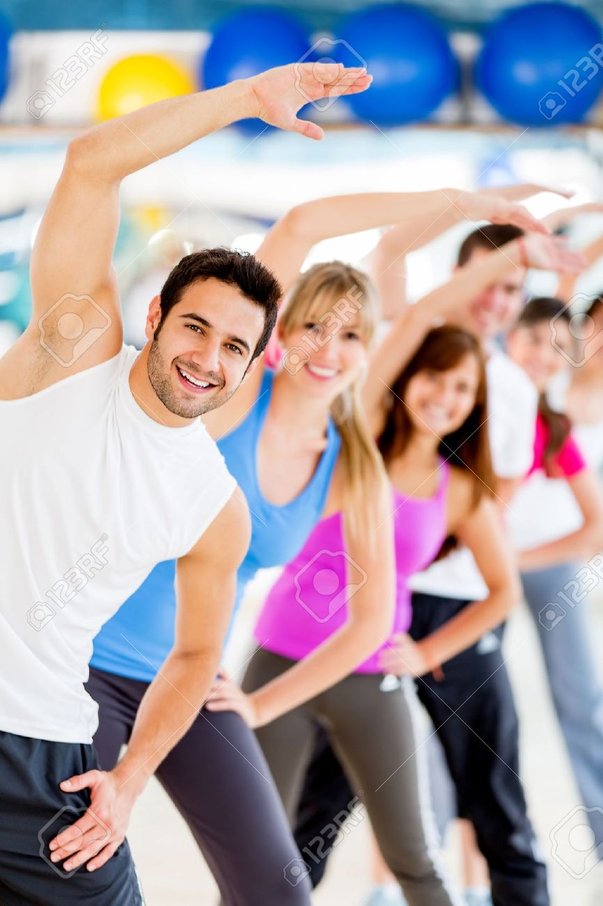 14748801-Group-of-young-people-at-the-gym-stretching--Stock-Photo-fitness-group-weight